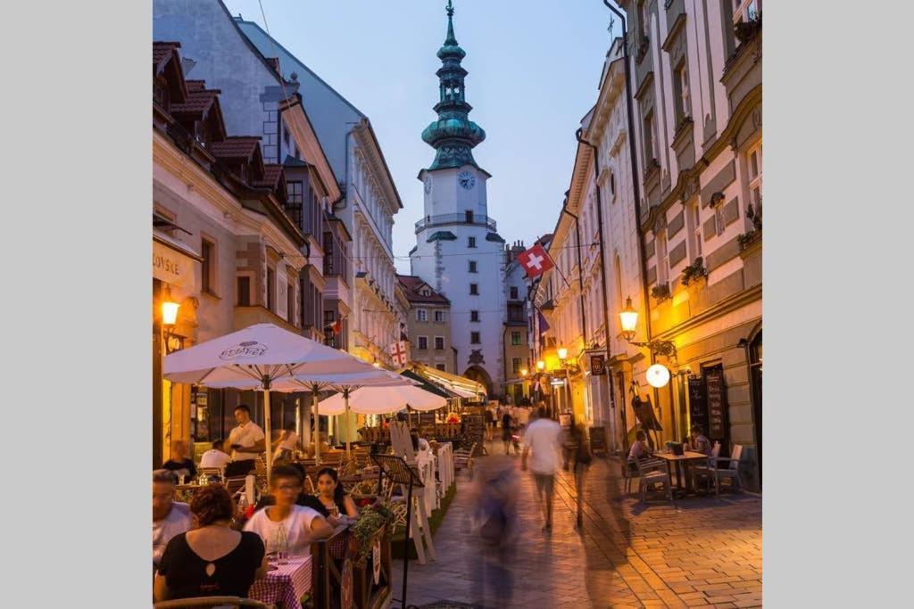 Vip Apartment In Old Town With Free Parking Bratislava Exterior foto