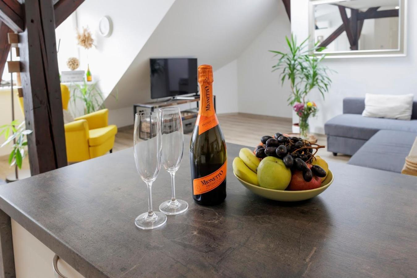 Vip Apartment In Old Town With Free Parking Bratislava Exterior foto